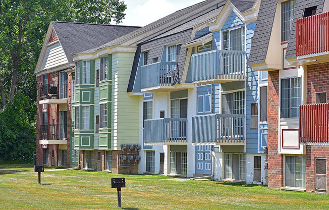 Exterior View With Architectural Details at Charter Oaks Apartments, Davison