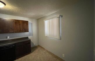 2 beds, 1 bath, 747 sqft, $875, Unit Apt 4