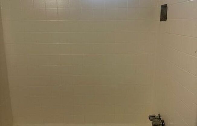 2 beds, 1 bath, 902 sqft, $1,415, Unit 44