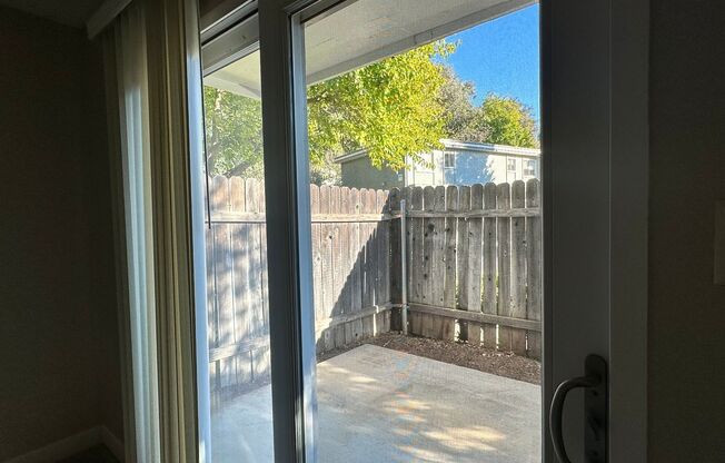 2 beds, 1 bath, 895 sqft, $1,700, Unit 490102