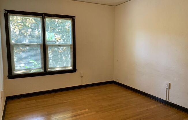 Beautiful 1 Bed, + Office, 1 Bath in Capitol Hill W/D in unit! Top Floor, updated kitchen!