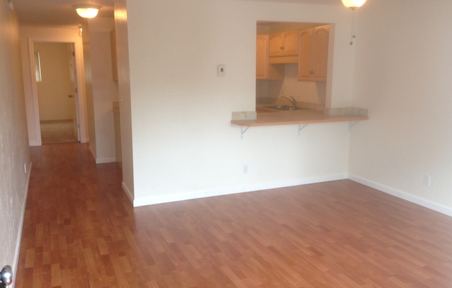 mcno01 457 W. 8th Ave