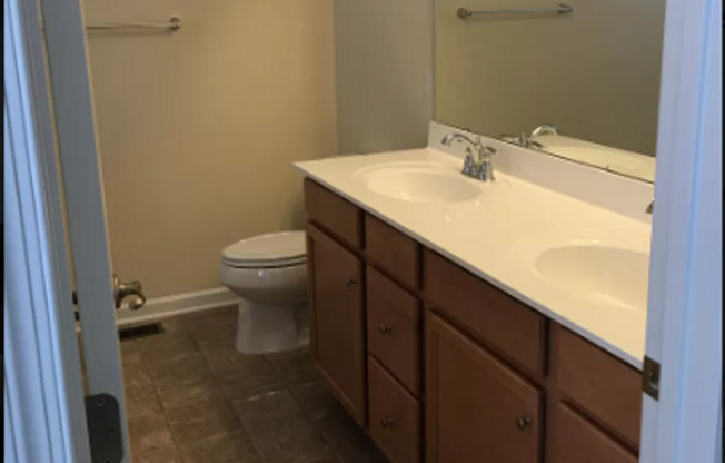Gorgeous 3 BD/ 2.5 BA Townhouse Available in Wexford!