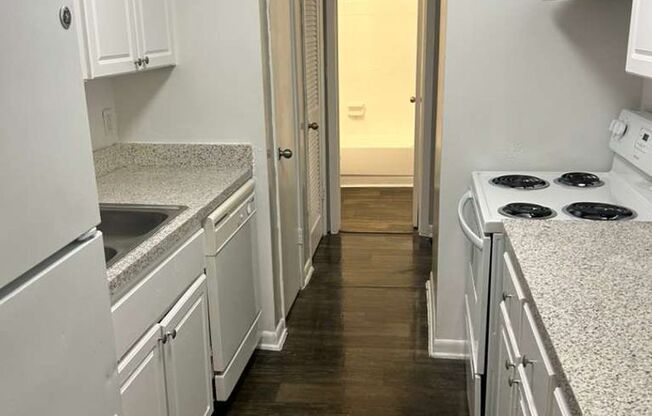 2 beds, 1 bath, $1,000, Unit 36