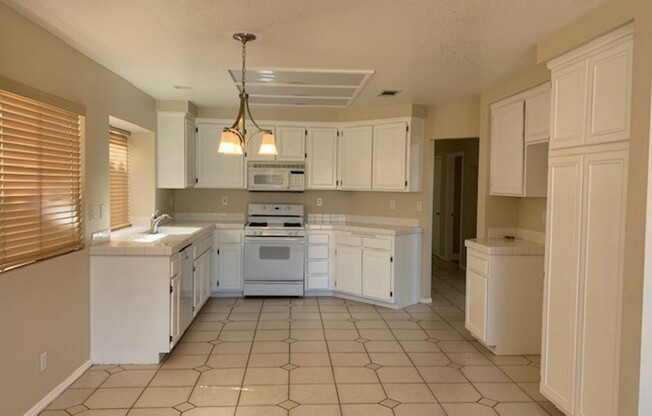 Downstairs bed + bath in gated community w/pools + spas!