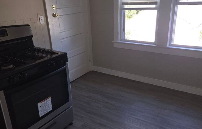 2 beds, 1 bath, $995, Unit UP