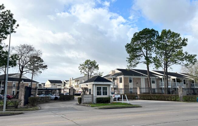 Charming Downstairs 2/2 in Briarwick Condos