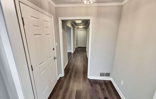 Charming Updated 2BR/2BA Duplex Close To Everything!