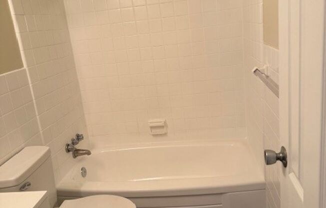 1 bed, 1 bath, 715 sqft, $1,600, Unit 00 - A- 4