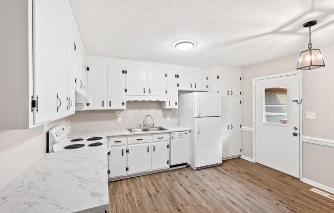 Renovated 2 bedroom townhome 5 miles from downtown Raleigh!