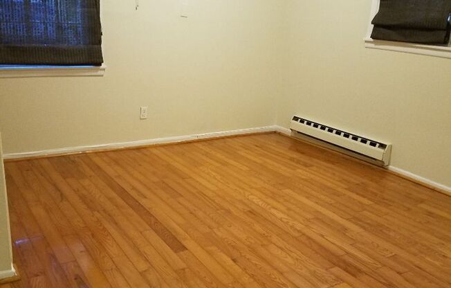 Spacious 1 BR w/ Private Entrance & Renovated Bath and Kitchen!*Available August*