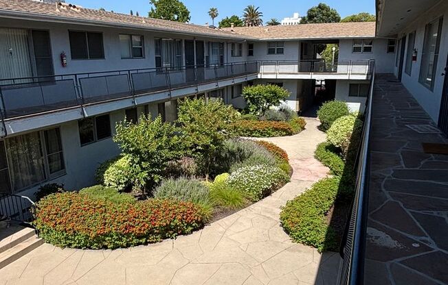 Spacious 1 bedroom available now in Long Beach!