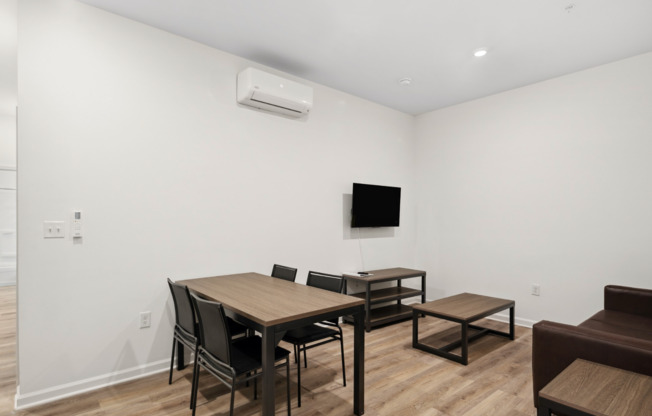 3 beds, 2 baths, 875 sqft, $1,300, Unit Unit 404