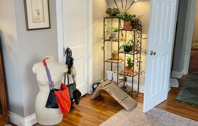 1 bed, 1 bath, 750 sqft, $1,595, Unit 869-4