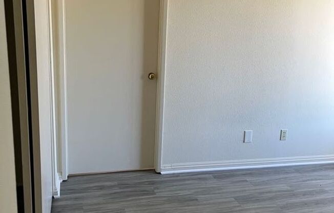 2 beds, 1 bath, $2,600