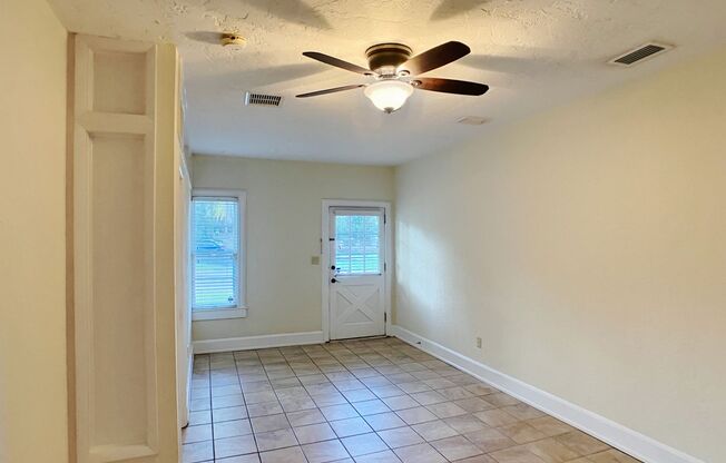 2 beds, 1 bath, $1,700, Unit 919 SW 5th Avenue