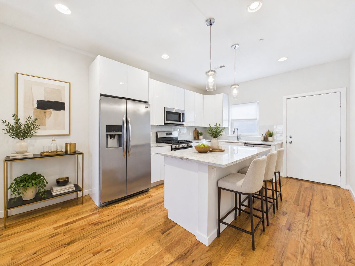 BEAUTIFUL BRIGHT 3 BED 2.5 BATH HOME WITH PARKING AVAILABLE NOW