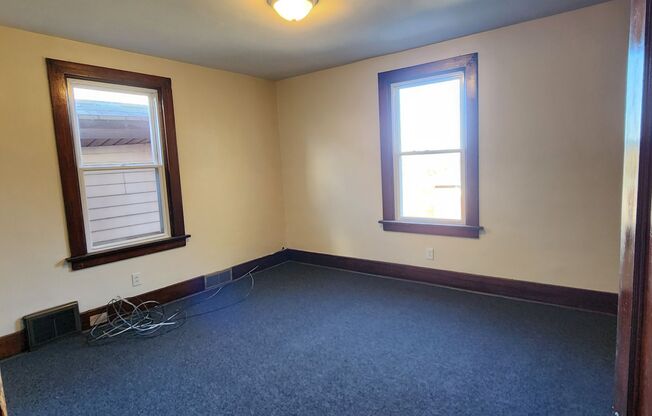 3 beds, 1 bath, $1,300