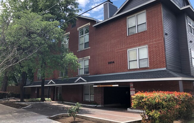 UT PRE LEASE: West Campus 2 bed / 2 bath, 2 RSVD parking, 2 blocks to UT Austin