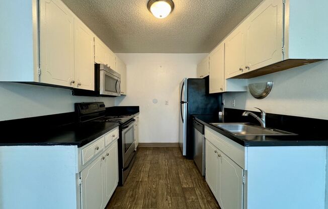 **$750 DEPOSIT / FREE FIRST MONTH RENT** Spacious Main Floor Unit~ Great Natural Light~ Updated Appliances~ Pets Welcome!