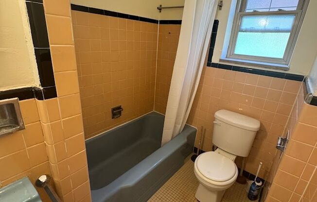 3 beds, 1 bath, $1,995, Unit 210C