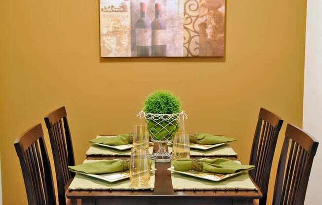 Dining Area at Fox Pointe Apartments, Illinois, 61244