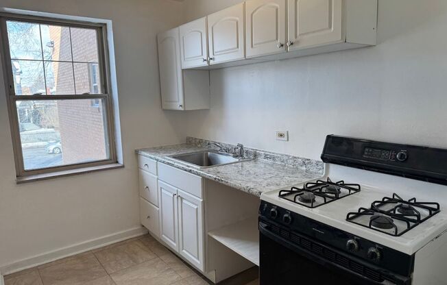 3 beds, 1 bath, $2,175, Unit 116B