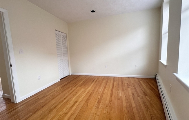 2 beds, 1 bath, $2,800, Unit 3