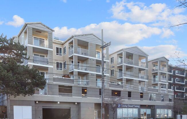 Gilman's Fairway Condominiums ~ Queen Anne