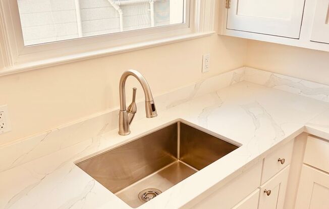 120 (2206 Greenwich/3201 Fillmore)