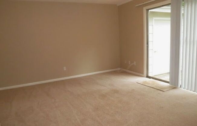 Beautiful 3 Bedroom Townhouse!