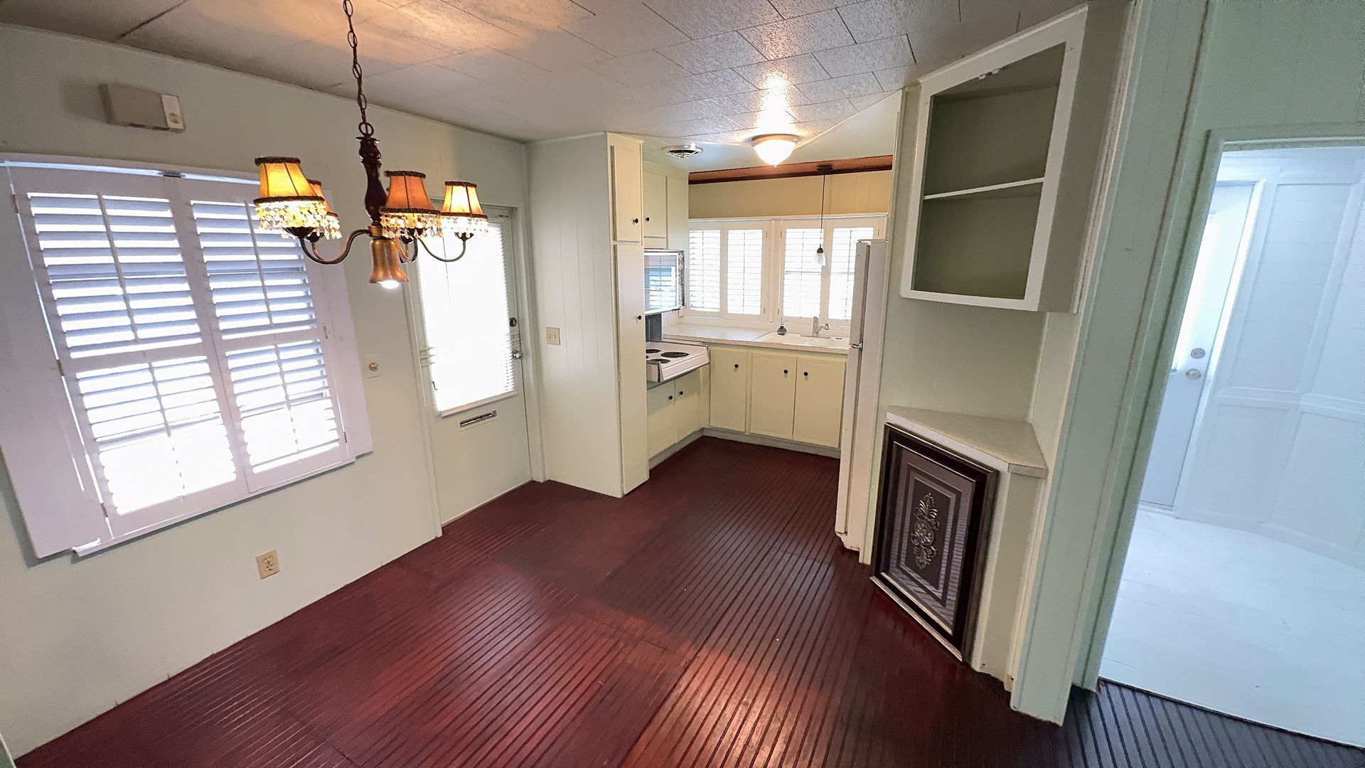 Beautiful 1 bedroom 1 bath Manufactured home for rent in Regency Cove, a 55+ gated community.