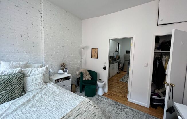 2 beds, 1 bath, $3,999, Unit 5A