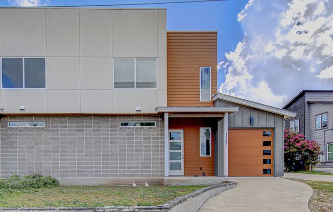 Modern Townhome in Prime Crestview Location