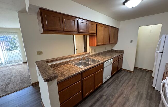 3 beds, 1 bath, 1,040 sqft, $1,695, Unit 3164-304