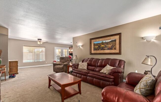 Updated 3bd w/ pool 51ave Bell