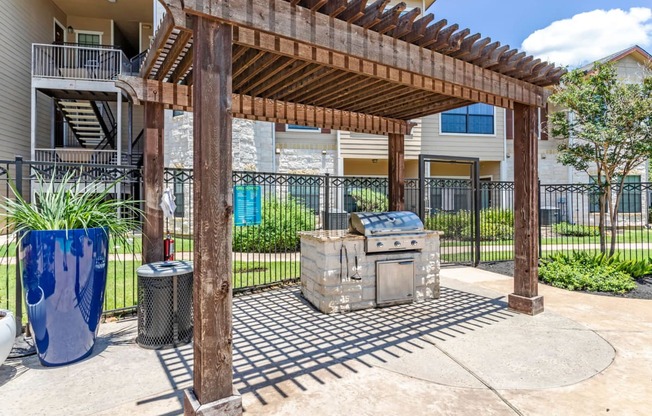 Outdoor Grill Station at Park Hudson Place Apartments, Bryan