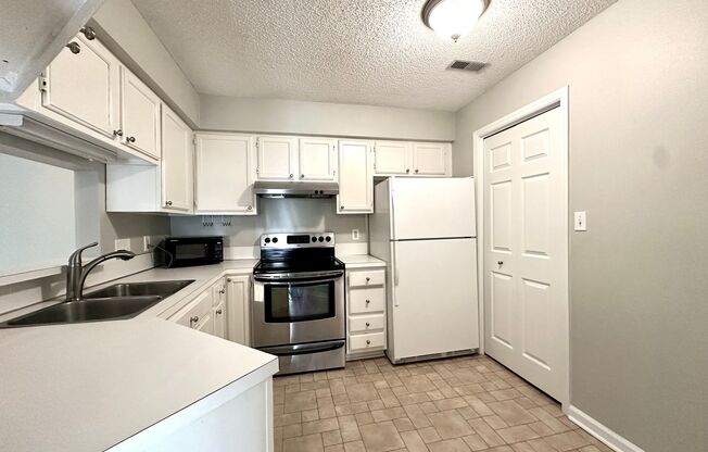 2 beds, 2 baths, $1,650, Unit APT H