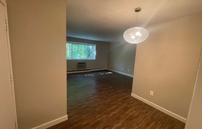 2 beds, 1 bath, $1,425, Unit 107