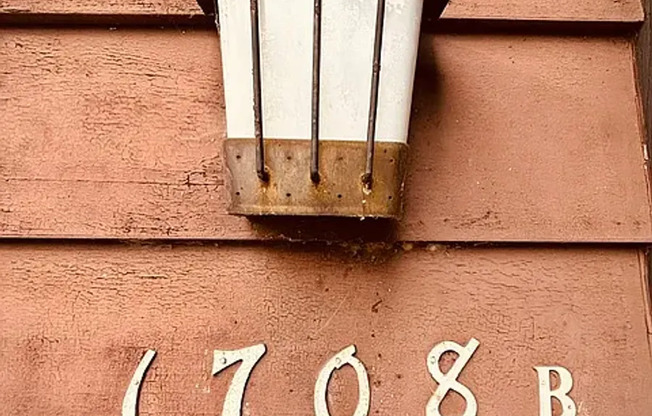 2 BD/ 1 BA ground level unit in triplex. Prime Ballard location!