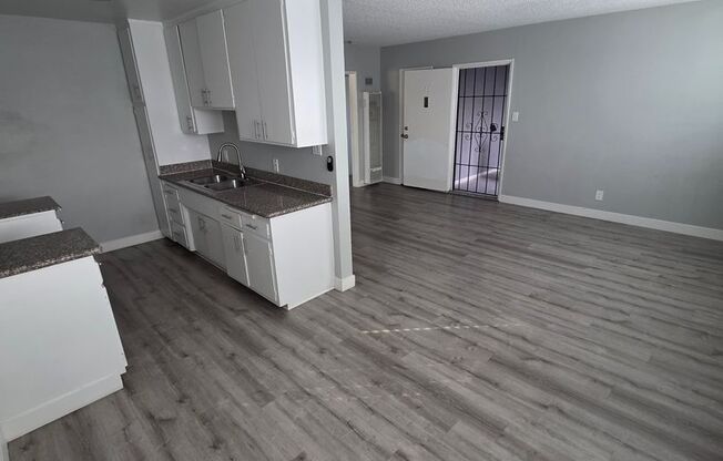 Newly Remodeled 2 Bedroom / 1 Bath Apt Located In Inglewood (UPSTAIRS UNIT!) 1/2 off the 1st month