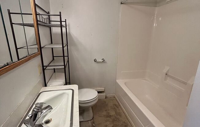 1 bed, 1 bath, $895, Unit A