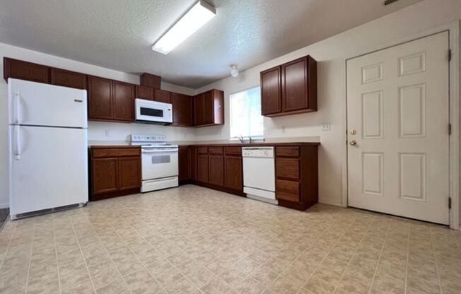 3 beds, 1.5 baths, 1,125 sqft, $1,450, Unit 929-102