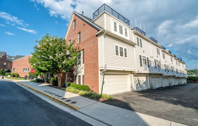 Gorgeous And Upgraded 3 Bedroom 3.5 Bathroom End Unit Townhome In Popular Shirlington Crest