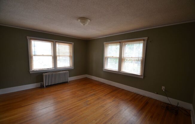 Great Cap Hill Condo- Location close to shopping and dining!