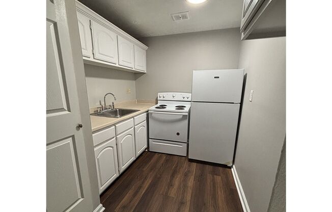 1 bed, 1 bath, 560 sqft, $825, Unit 720-10