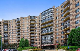 Beautiful 1 Bed 1 Bath Condo With A Stunning View In Sought After Rotunda - Water Included
