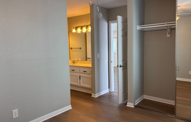 2 beds, 1 bath, 850 sqft, $2,760, Unit 1561M