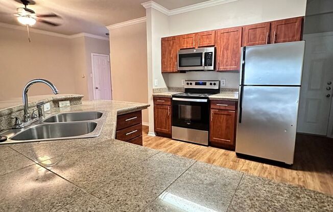 2 beds, 2 baths, $1,595, Unit Unit 811