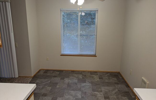 2 beds, 2 baths, 950 sqft, $1,350, Unit 27